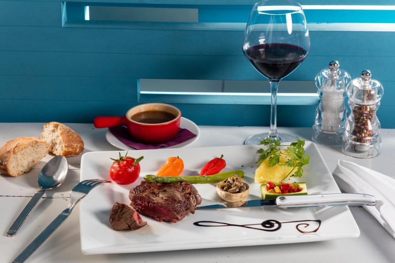 Hotel Restaurant De La Mer Голф-Жуан Екстериор снимка