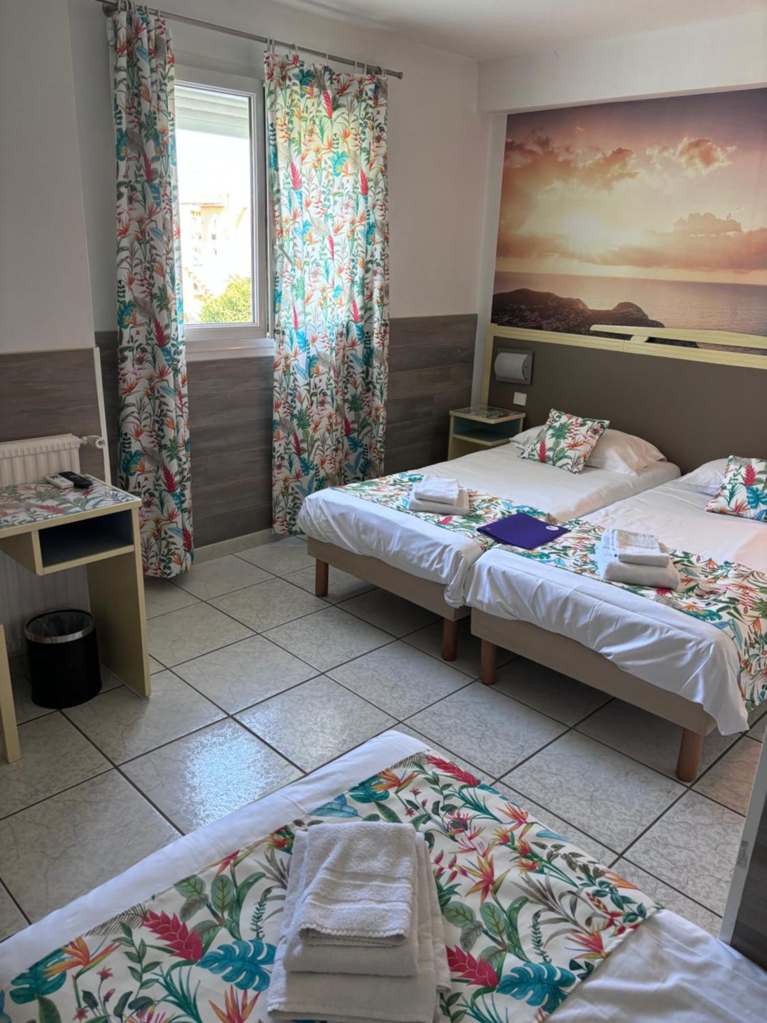 Hotel Restaurant De La Mer Голф-Жуан Екстериор снимка